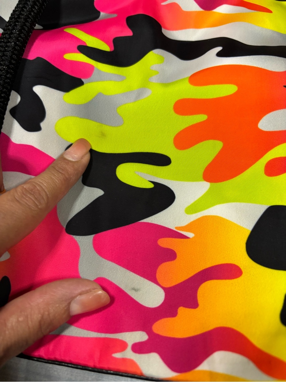 Neon Camouflage Tote Bag with Black Rope Handles pre-owned - Picture 16 of 16